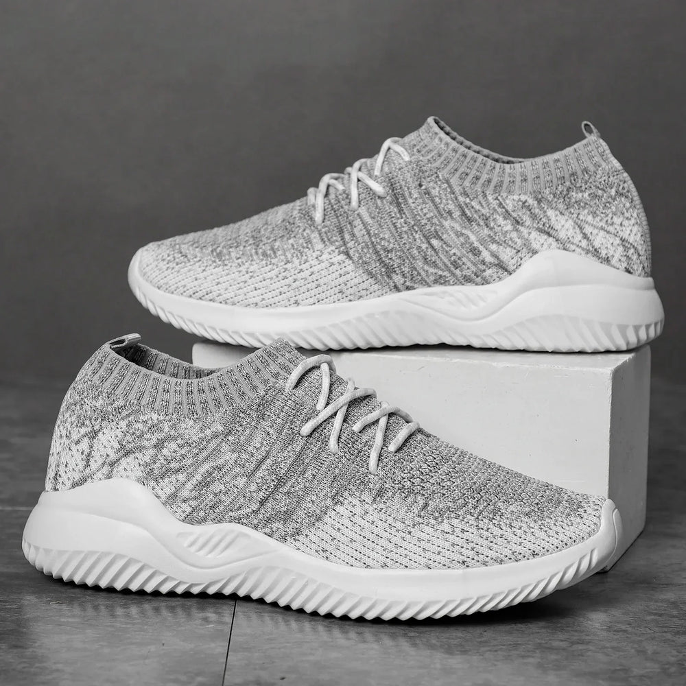 Moderne Herren Sneakers in Seitenansicht. Leichte, flexible Freizeitschuhe mit atmungsaktivem Mesh-Obermaterial.