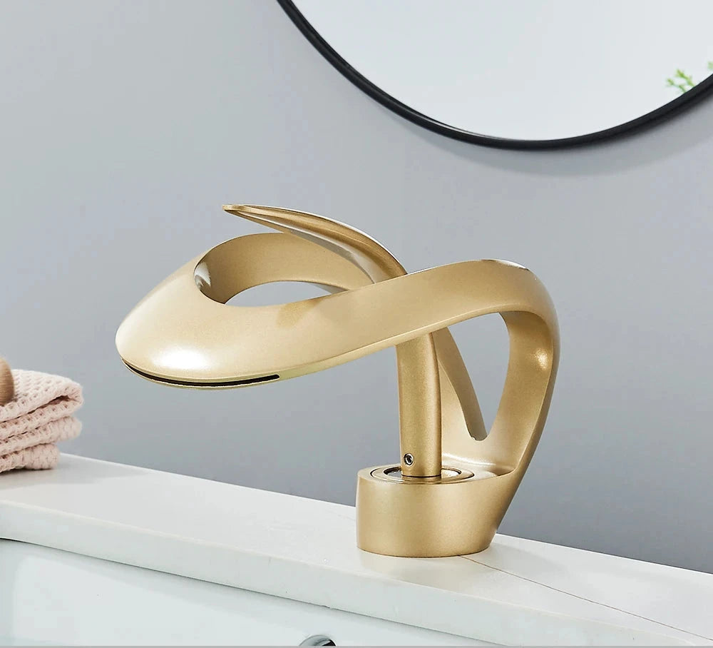 Luxuriöse Badarmatur in Messing; Einhebelmischer mit Wasserfallfunktion für modernes Bad.