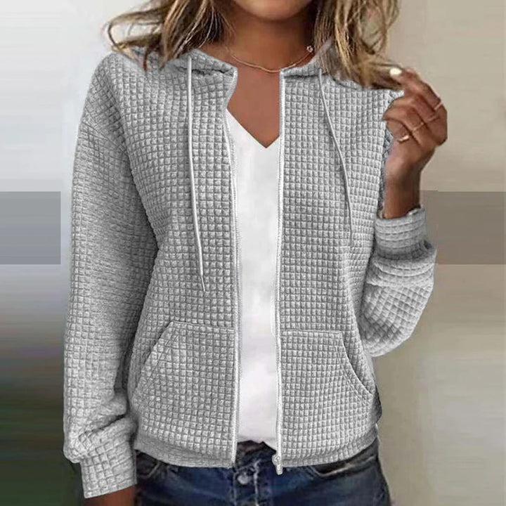 Nahaufnahme: Damen Zip-Hoodie mit Kordelzugkapuze, Reißverschluss-Detail & weichem Stoff. Hochwertige Damenbekleidung.