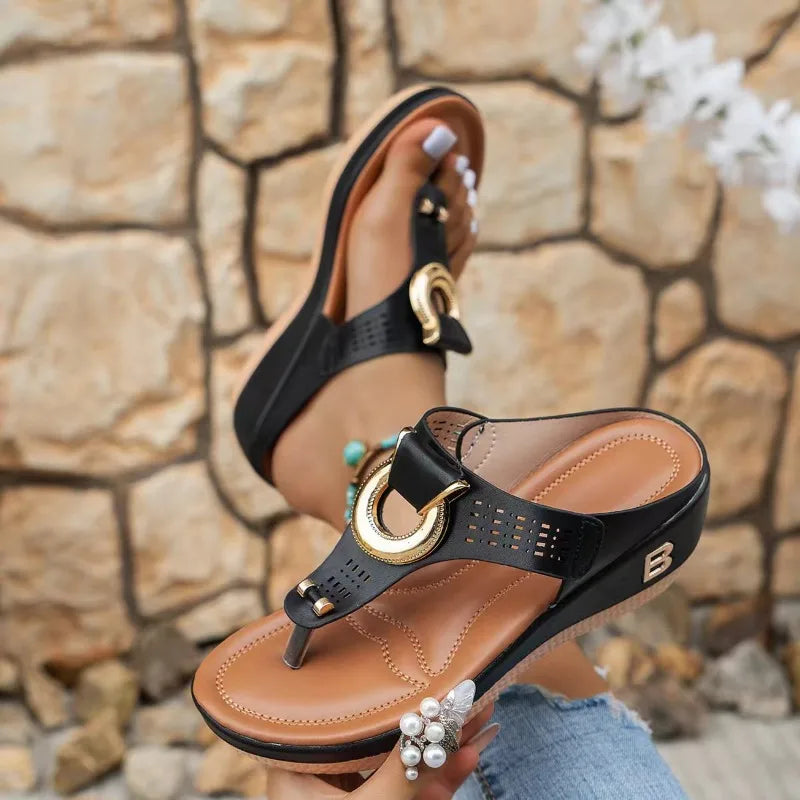 Modische Damen Plateausandalen mit Riemchen, die idealen Sommerschuhe für einen eleganten Auftritt.