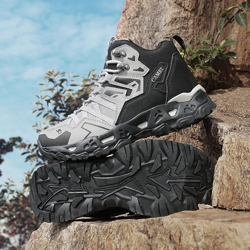 Graue Herren Trekkingschuhe mit Profilsohle. Knöchelhoch für optimalen Halt & Komfort auf Wanderwegen.