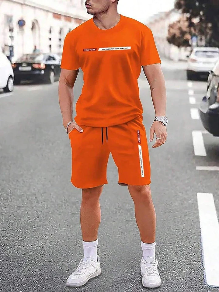 Modernes Herren Sommer Set: Unifarbenes Kurzarm T-Shirt und passende Shorts für entspannte Looks.