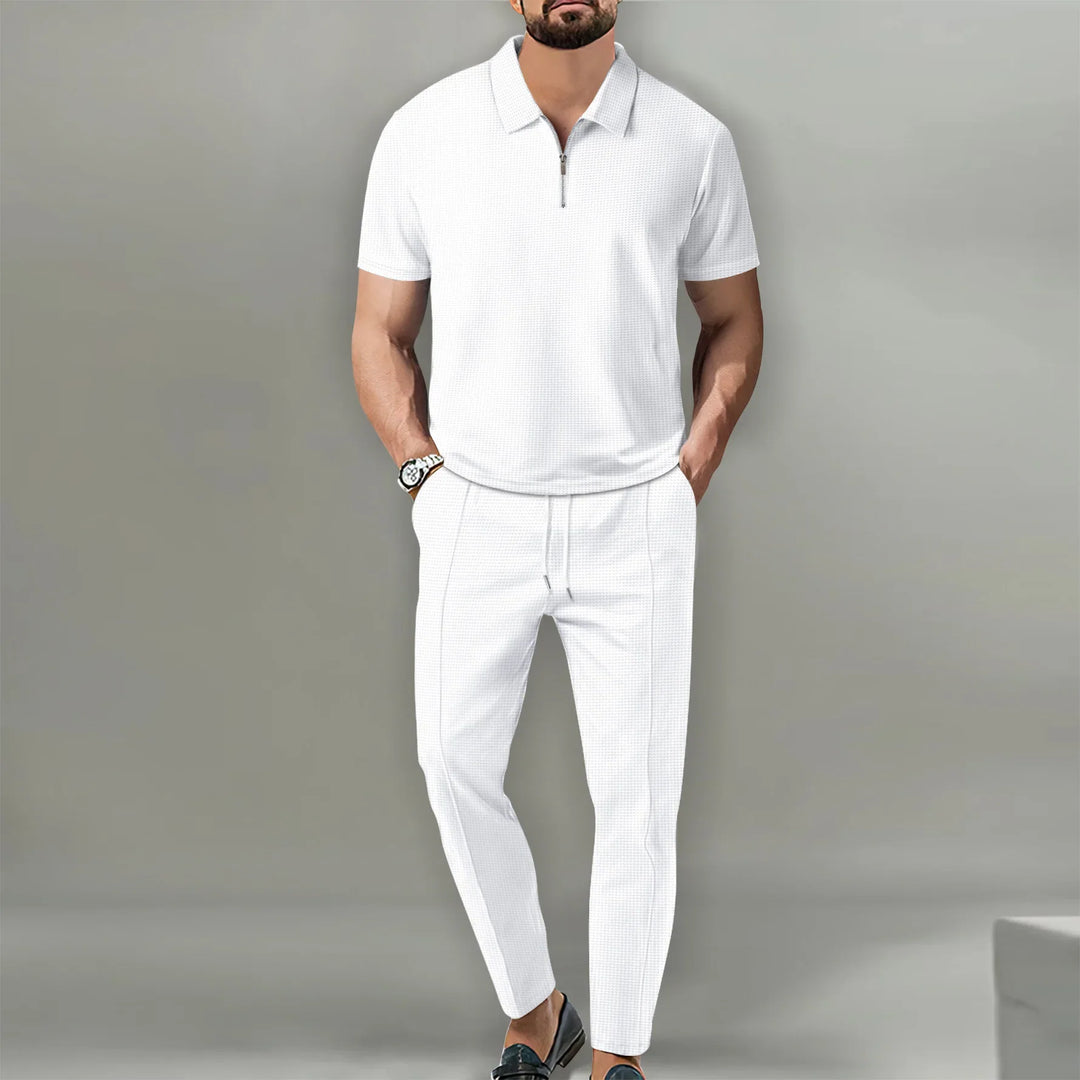 Bequemes Herren Zweiteiler in Grau, Polohemd & Shorts mit Strukturmuster für Sommer & Urlaub.