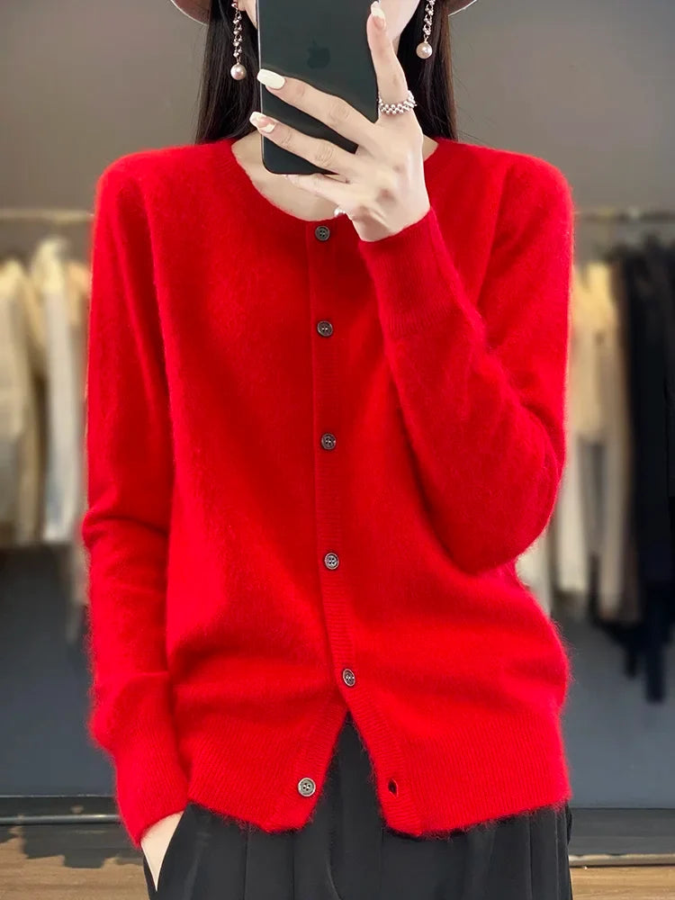 Damenpullover mit Rundhals & Knopfleiste. Bequemer, vielseitiger Look für elegante Herbstmode.