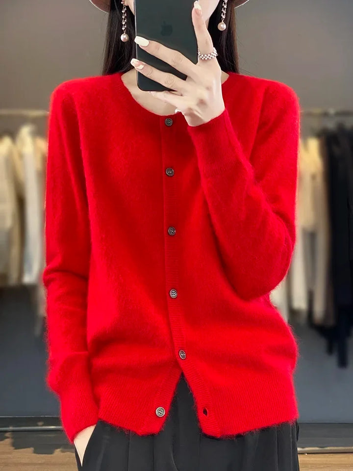 Damenpullover mit Rundhals & Knopfleiste. Bequemer, vielseitiger Look für elegante Herbstmode.