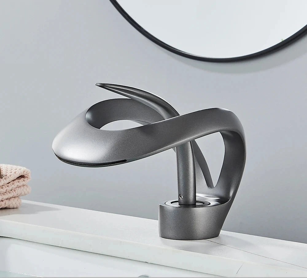 Minimalistische Wasserfall Waschbeckenarmatur aus Messing für zeitgenössisches Bad-Design.