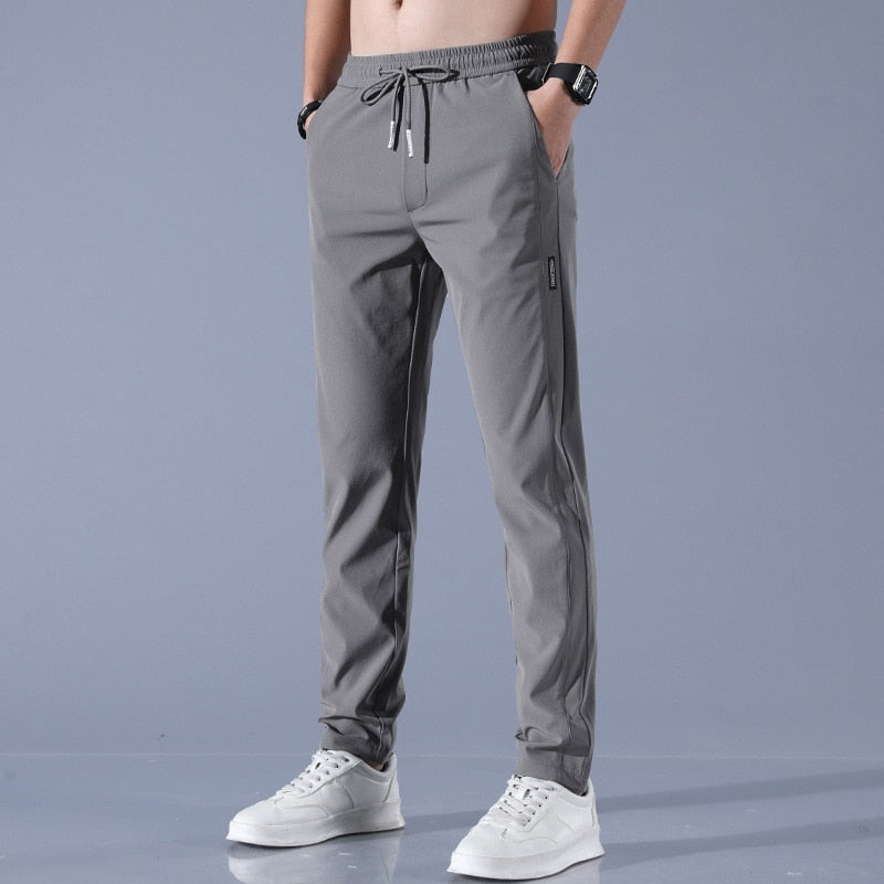 Schwarze Herren Jogginghose mit schlanker Tapered Passform für Sport & Freizeit. Komfortable Slim Fit Sporthose.