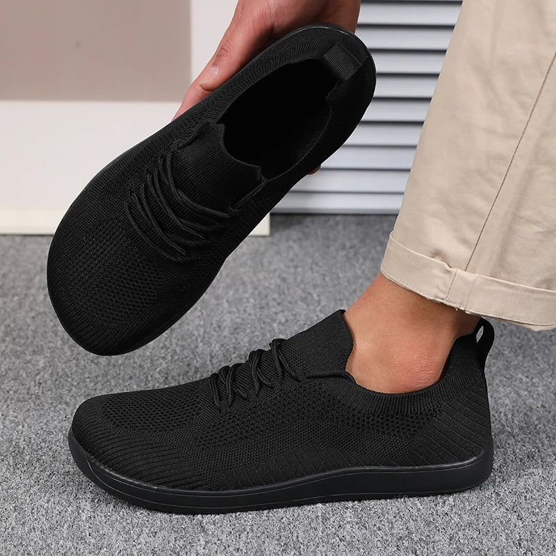 Herren Sneaker, schwarz, weite Zehenbox, gepolsterte Sohle für besten Gehkomfort.