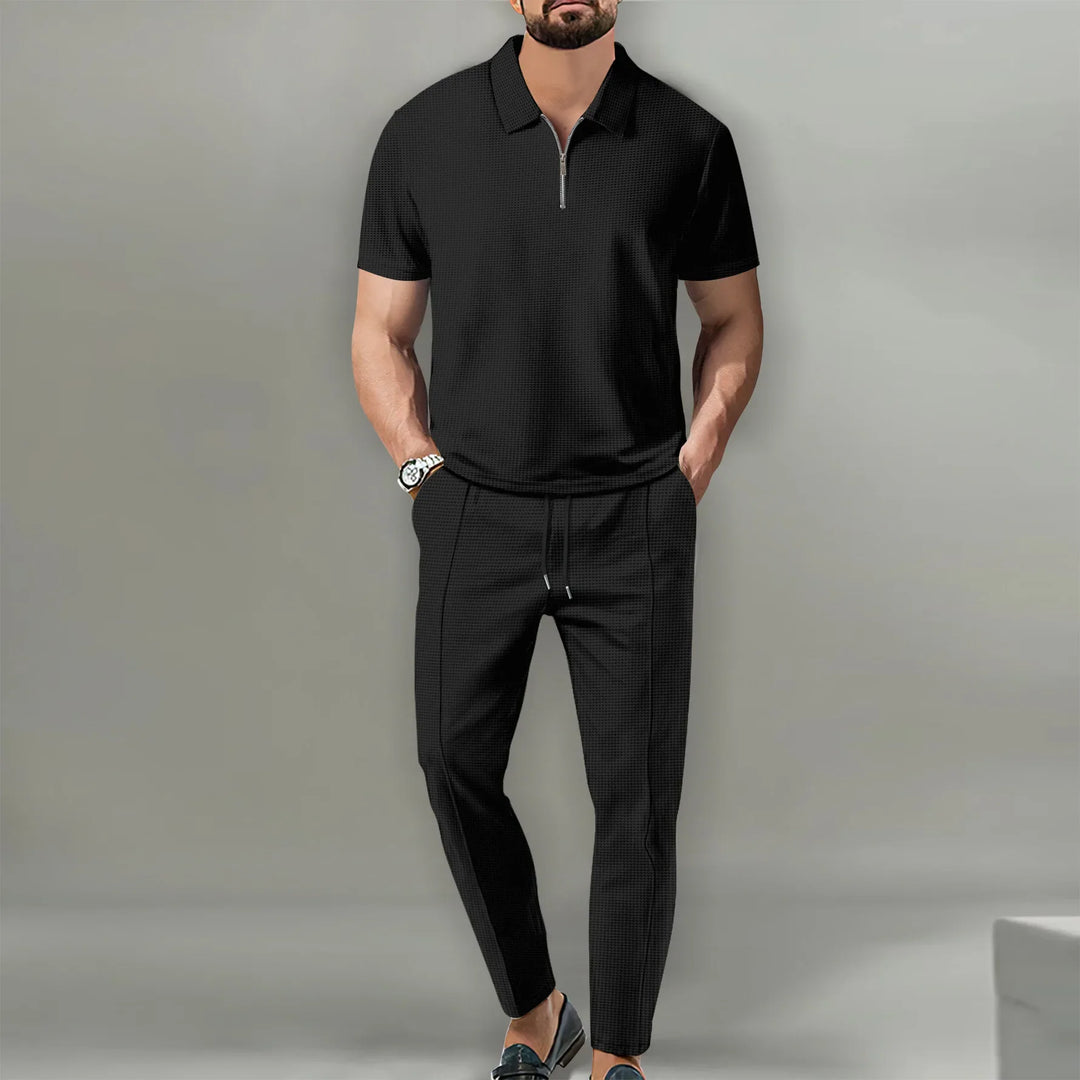 Lässiges Herren Shorts Set mit Reißverschluss Polo und strukturierter Textur für warme Sommertage.