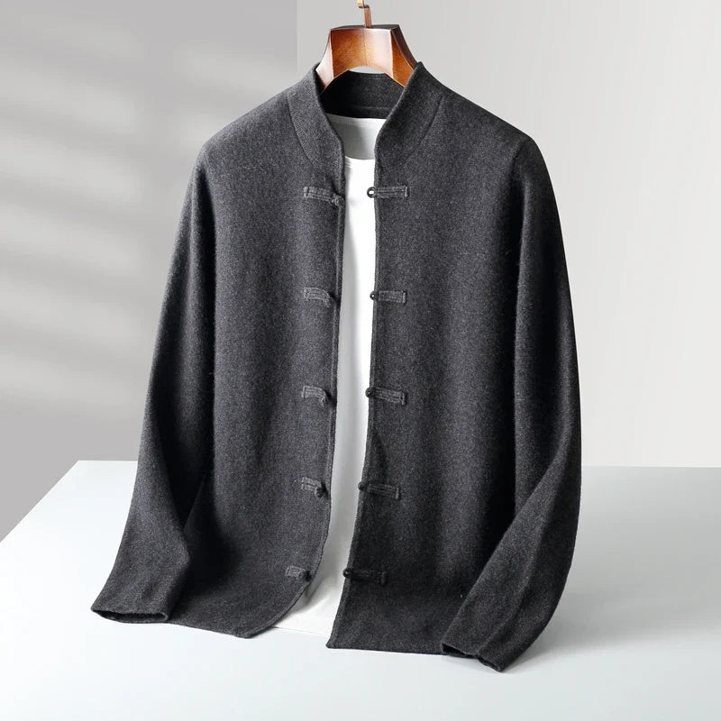 Warme Herren-Strickjacke mit Rundhals und einzigartigem Knebelverschluss. Ideal für Business Casual Outfits.