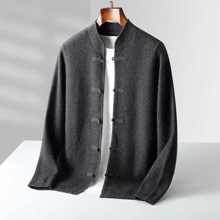 Warme Herren-Strickjacke mit Rundhals und einzigartigem Knebelverschluss. Ideal für Business Casual Outfits.