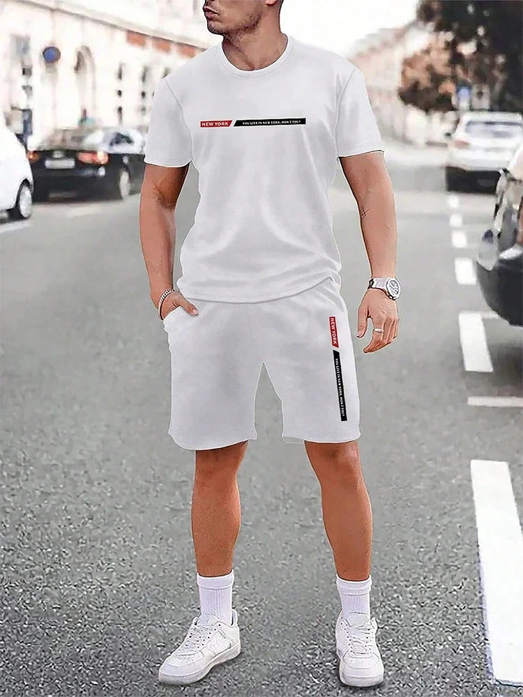 Männer Sommer Outfit: Kurzarm T-Shirt und passende Shorts, atmungsaktiver Zweiteiler für warme Tage.