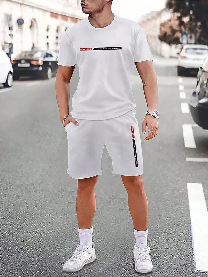 Männer Sommer Outfit: Kurzarm T-Shirt und passende Shorts, atmungsaktiver Zweiteiler für warme Tage.