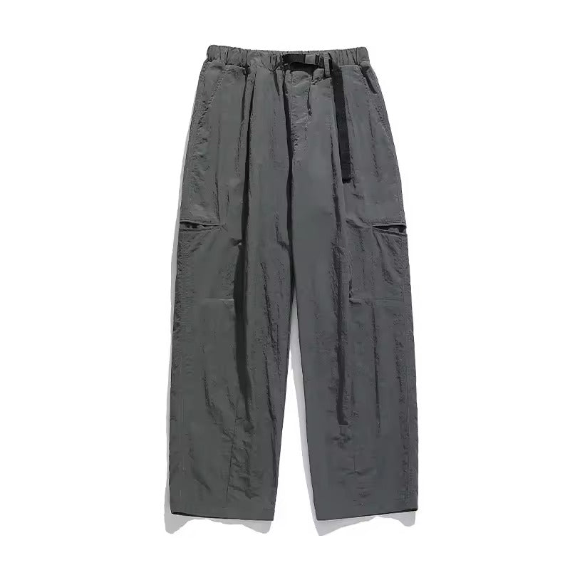 Model präsentiert wasserdichte Herren Cargo-Hose, perfekt als Wanderhose & Reisehose.
