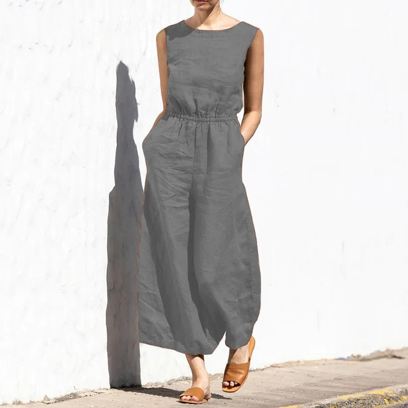 Moderner Damen Jumpsuit, ärmellos, in elegantem Design. Schicker Einteiler für Sommer- oder Abendlooks.