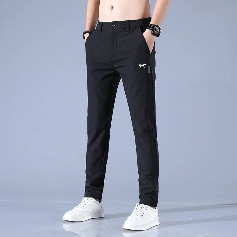 Komfortable FairwayFlex Herrenhose, vielseitig als Golf-, Sport- oder Freizeithose. Perfekte Herrenmode.