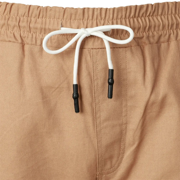 Detailansicht der bequemen, sportlichen Herren Jogger Hose für Männer, hoher Bund.