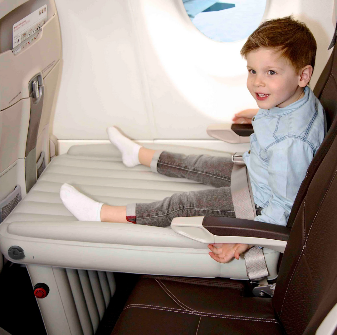 Aufblasbares Flugzeugbett CloudNap für Kinder, ideal für komfortables Schlafen auf Flugreisen.