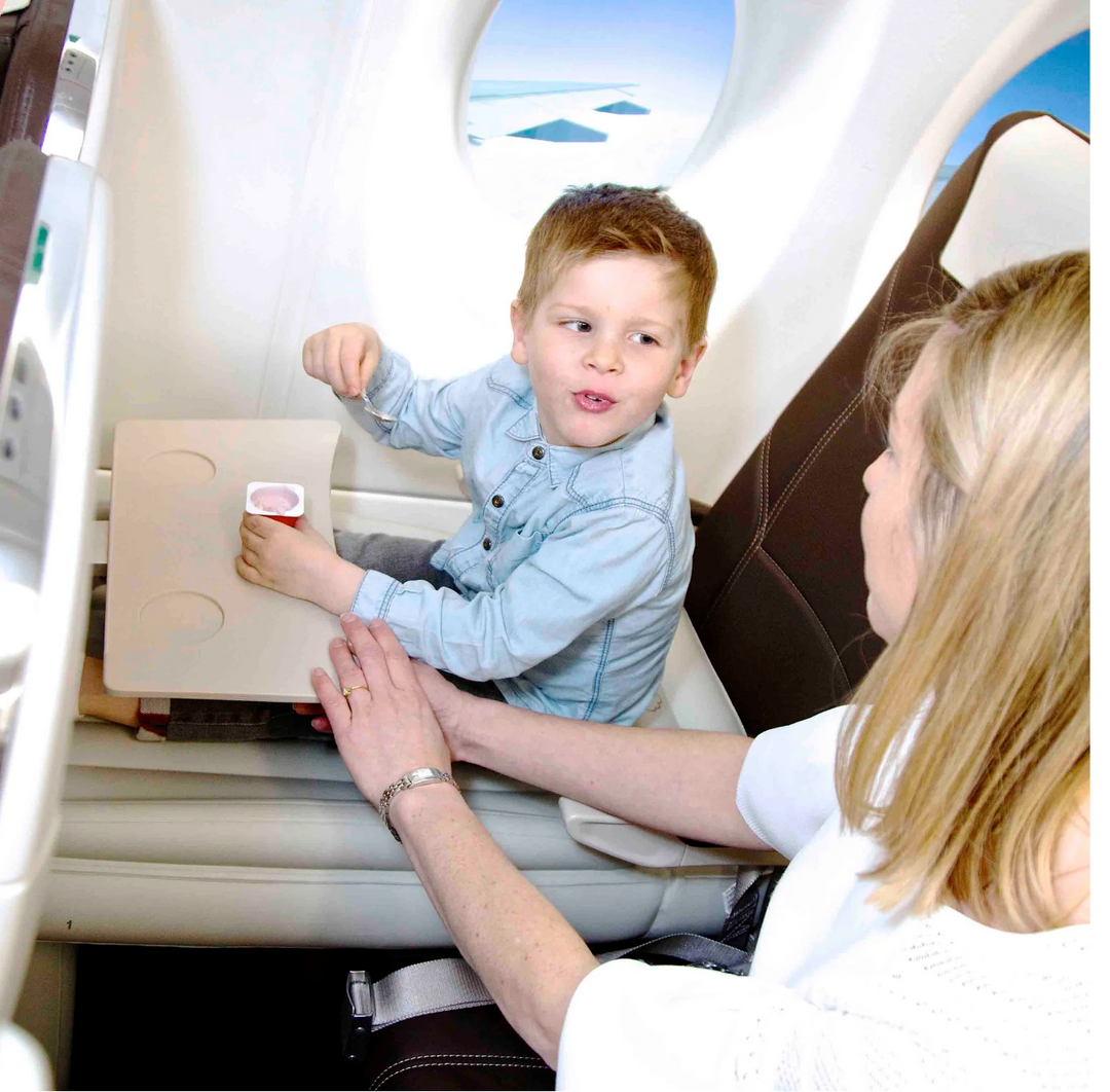 Tragbares aufblasbares Kinderbett CloudNap für entspannte Familienreisen und erholsamen Schlaf im Flugzeug.