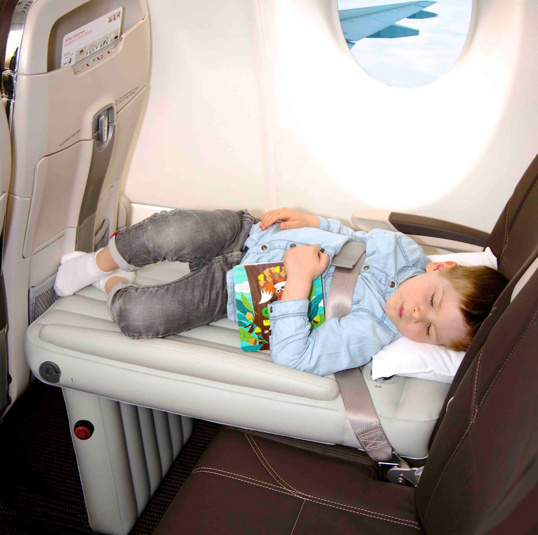 Kinderfreundliches aufblasbares Flugzeugbett CloudNap für Kleinkinder, bietet sicheren Schlafkomfort auf Reisen.