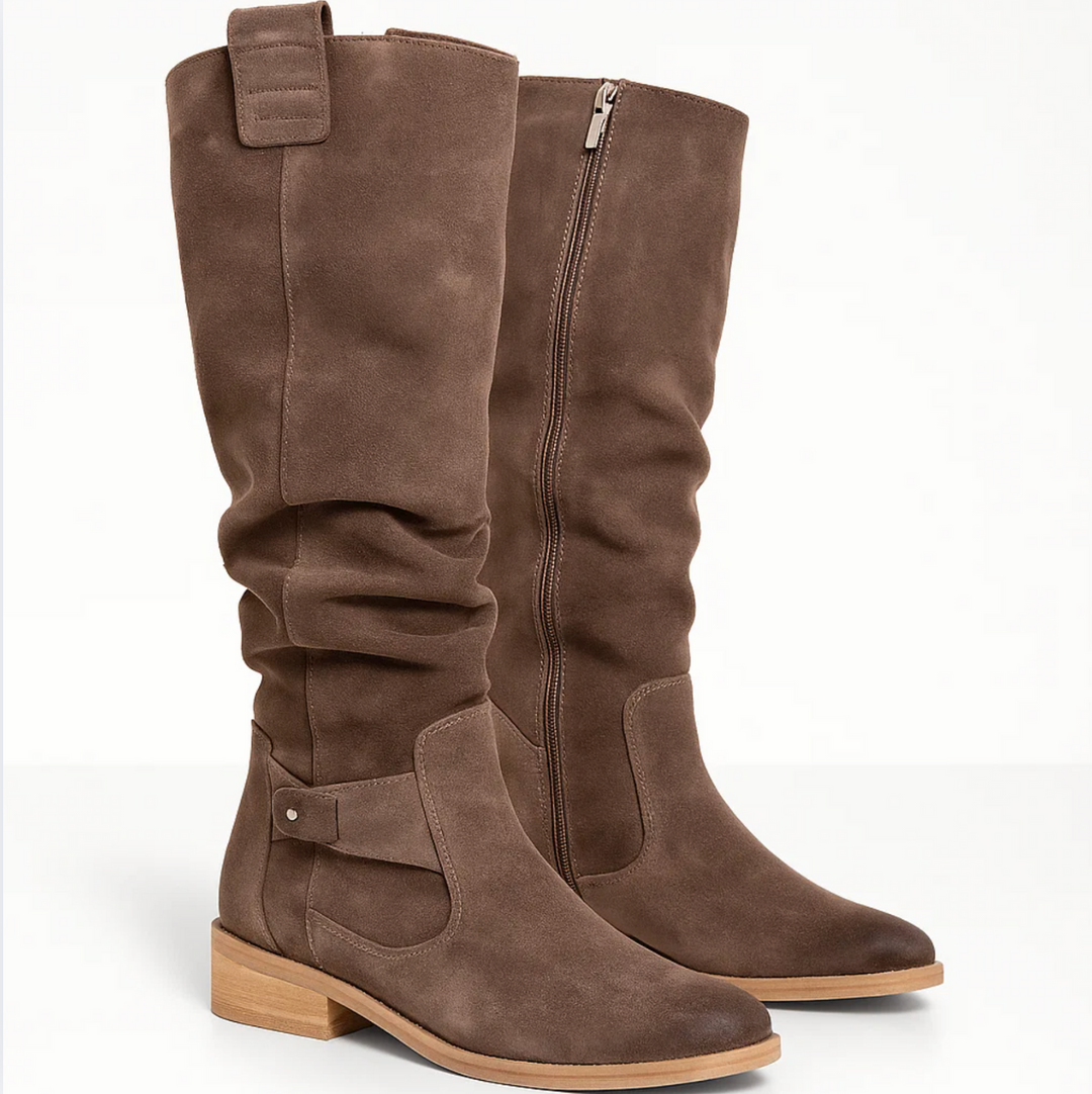 Elegante Damen Stiefeletten von vorne. Stilvolle Damenschuhe mit abgerundeter Spitze & Blockabsatz.
