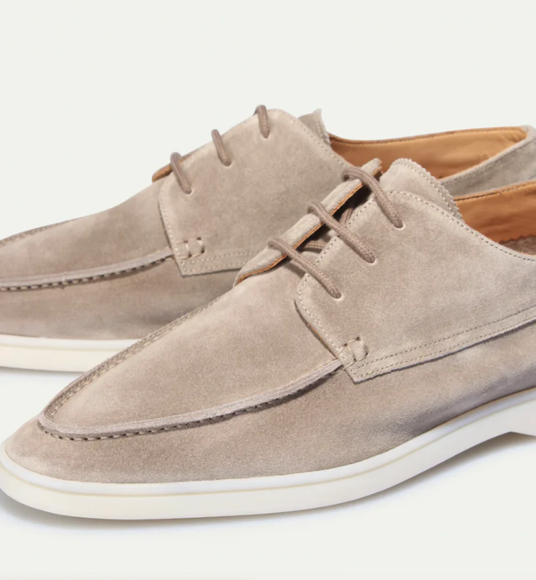 Detailaufnahme der Schnürung an eleganten Herren Loafers, klassische Business- & Freizeitschuhe mit Stil.