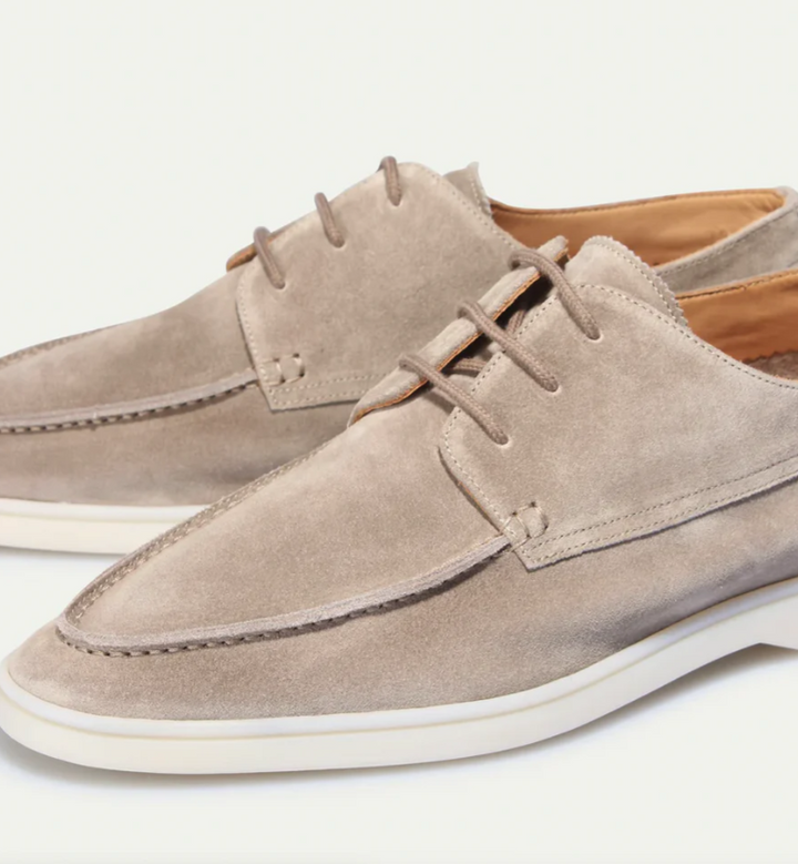 Detailaufnahme der Schnürung an eleganten Herren Loafers, klassische Business- & Freizeitschuhe mit Stil.
