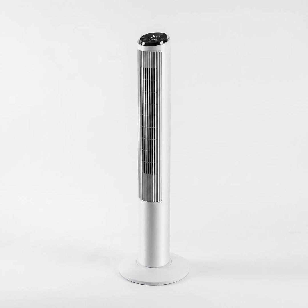 Stilvoller, leiser Turmventilator in Silber, perfekt für unauffällige Kühlung im Wohnzimmer; schlankes Design & App-Steuerung.