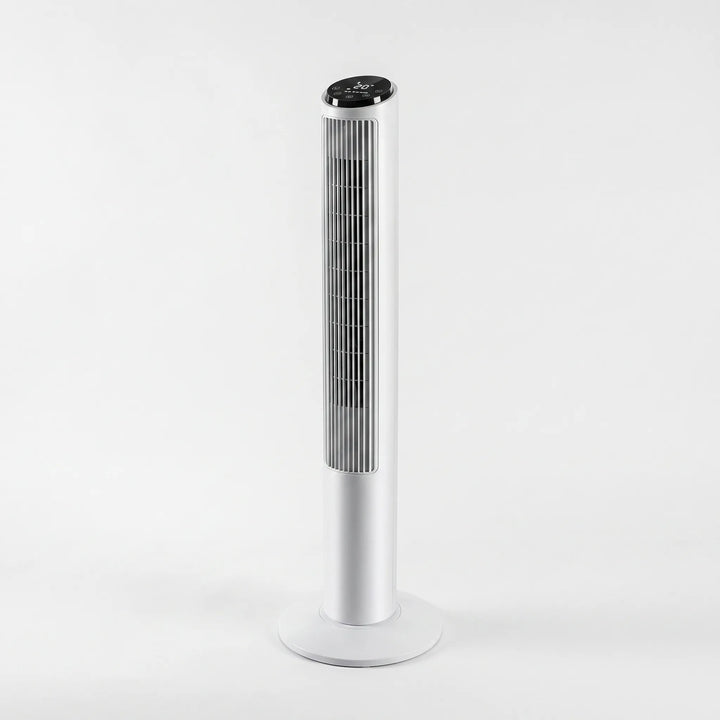 Stilvoller, leiser Turmventilator in Silber, perfekt für unauffällige Kühlung im Wohnzimmer; schlankes Design & App-Steuerung.