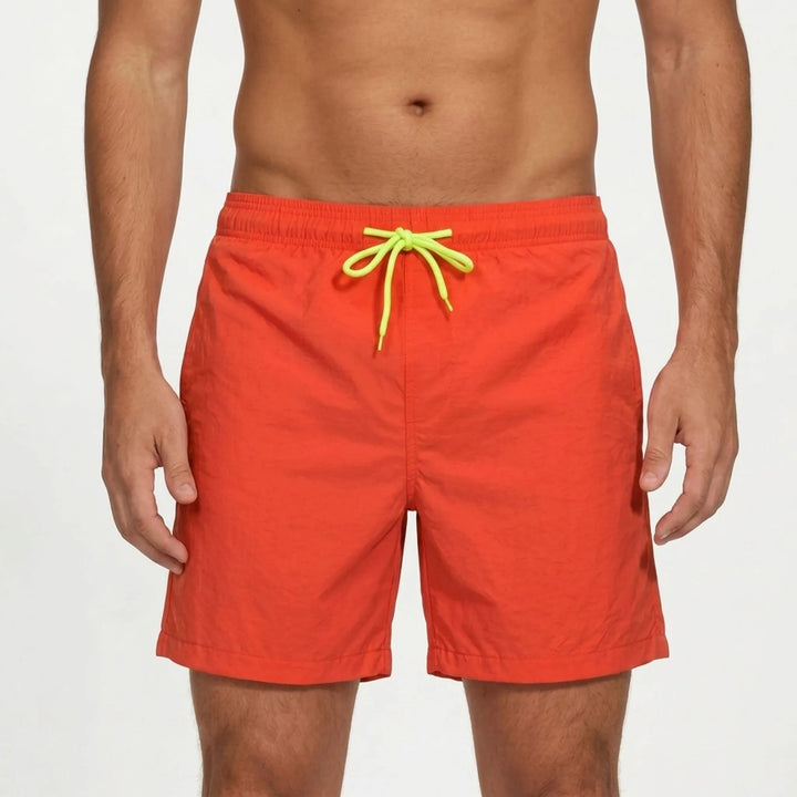 Perfekte Herren Badehose für den Urlaub: schnelltrocknende Strandshorts für Pool, Meer und Freizeit.