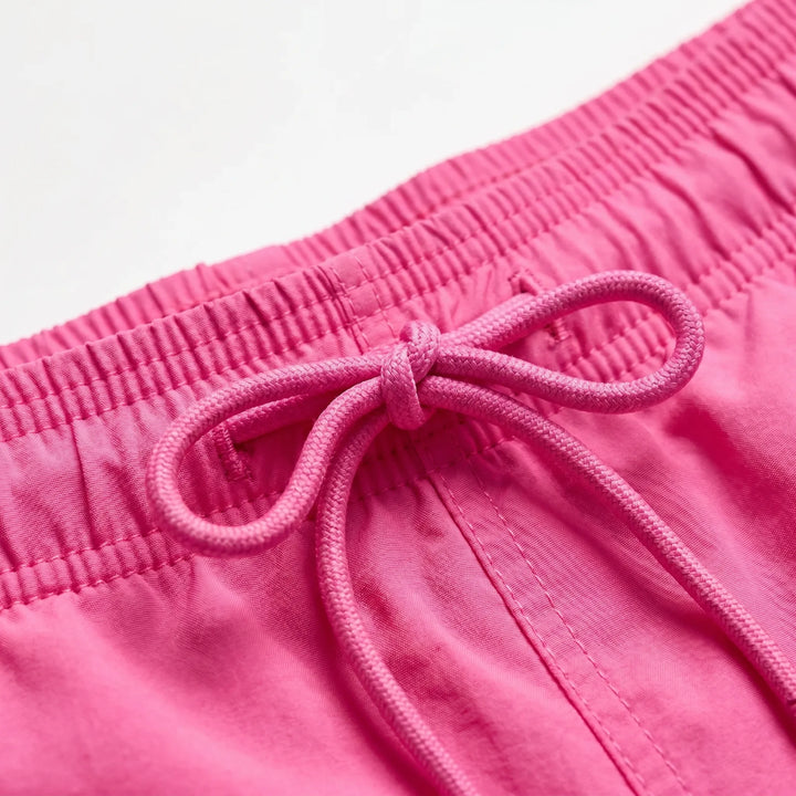 Kurze Herren Badeshorts mit elastischem Bund, bequem für Sport und Freizeit am Pool oder Strand.