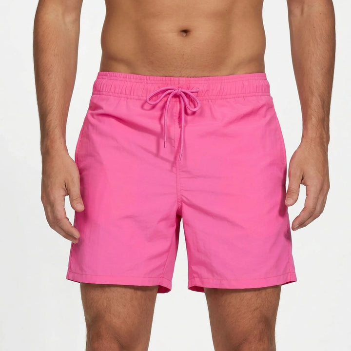 Modische Herren Schwimmhose, schnelltrocknend und bequem für entspannte Tage am Wasser oder Pool.