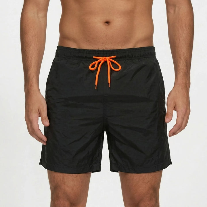 Vielseitige Herren Bademode: schnelltrocknende Strandshorts, ideal für Pool, Meer und Sommersport.