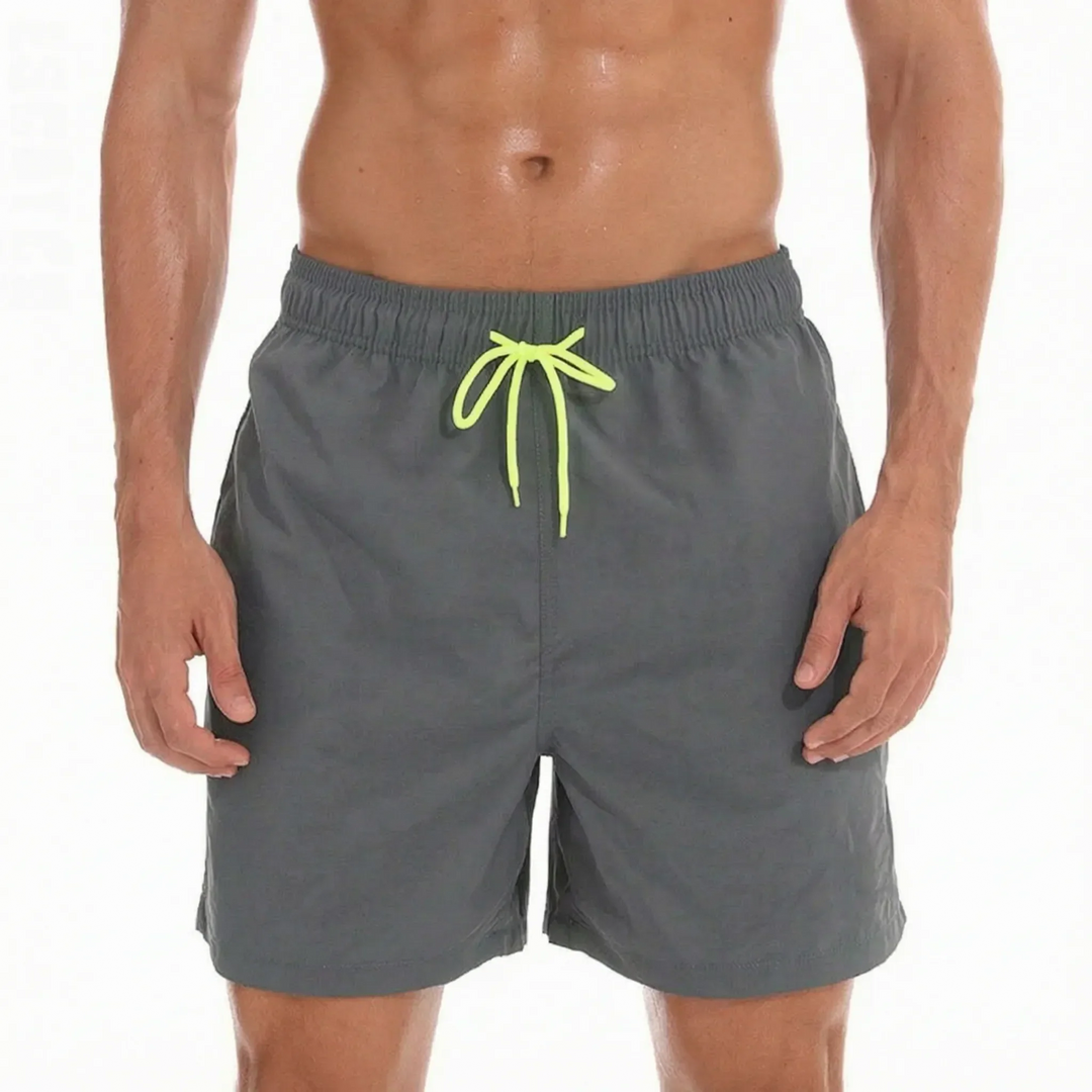 Bequeme, kurz geschnittene Herren Badeshorts, perfekt als schnelltrocknende Schwimmhose im Urlaub.