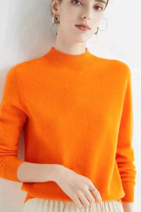 Modischer Damenpullover aus Feinstrick mit Rundhals und geradem Schnitt für Komfort und Stil im Alltag.