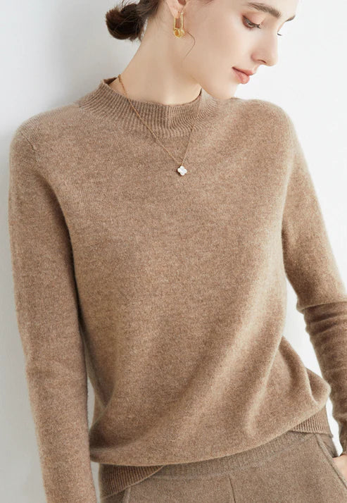 Modischer Damenpullover, Feinstrick, Rundhals, gerader Schnitt. Unterstreicht jeden Look elegant.