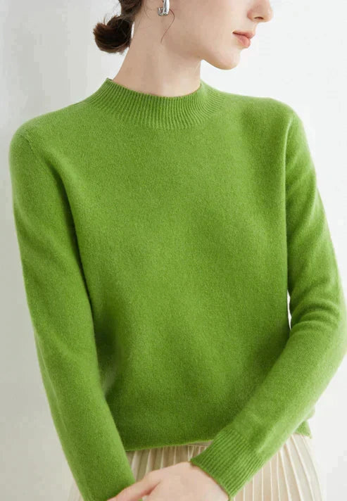 Detailansicht: Eleganter Damen Feinstrickpullover mit Rundhals und geradem Schnitt. Hoher Tragekomfort.