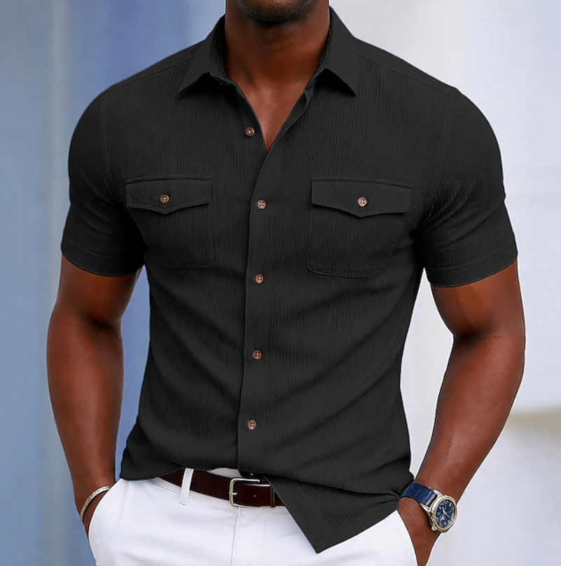 Herren Slim Fit Ripp-Shirt am Model, zeigt die figurbetonte Passform und den eleganten Fall des Stoffes.