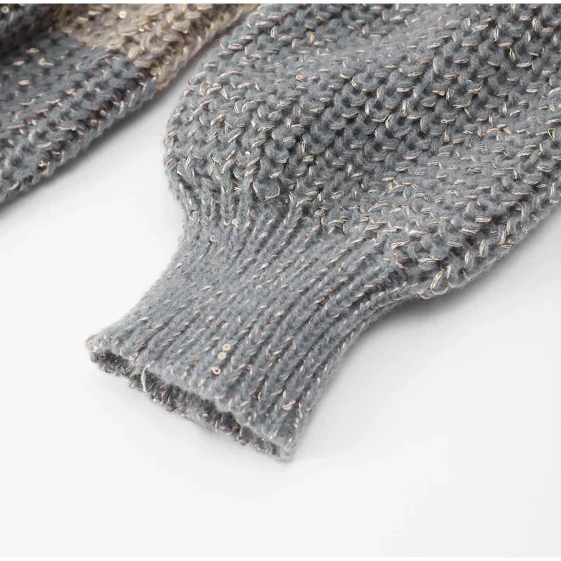 Gemütliche Glitzer-Damenjacke, luxuriöse Bekleidung für kalte Herbsttage in Marineblau.