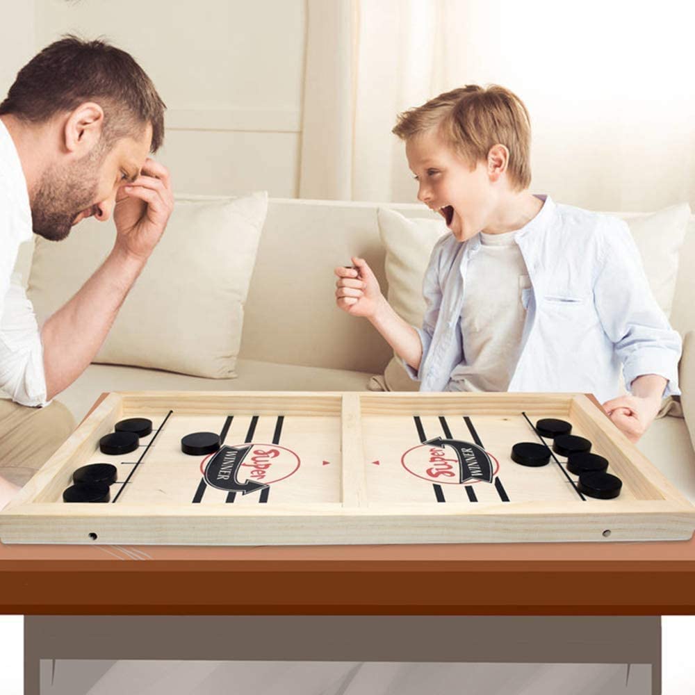 Robustes 2-in-1 Tischfußball & Sjoelspiel Set aus Holz, ideal für Familienspaß und Indoor-Spiele.