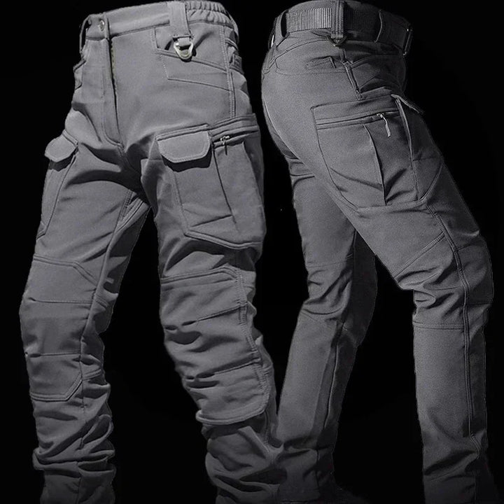 Hochwertiger Herren Thermoanzug wasserdicht, als Winterkleidung und Funktionskleidung präsentiert.