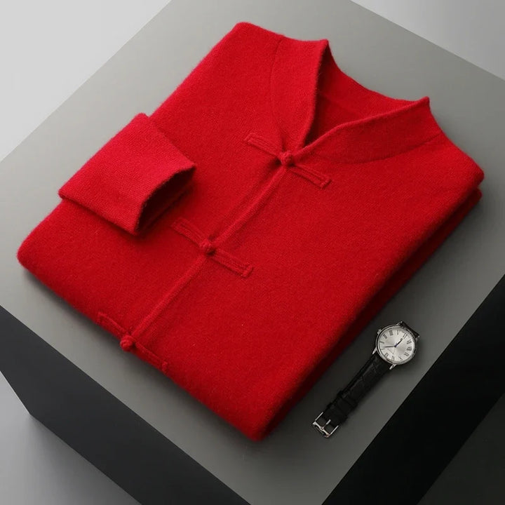 Nahaufnahme des Rundhals-Ausschnitts an der Herren-Strickjacke mit Knebelverschluss. Komfort und Stil.