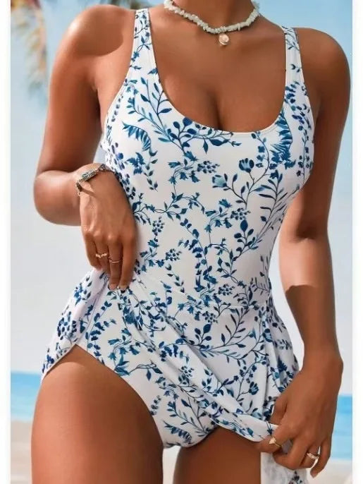 Figurfreundlicher Damen Einteiler mit Rock. Selbstbewusst am Strand oder Pool genießen.
