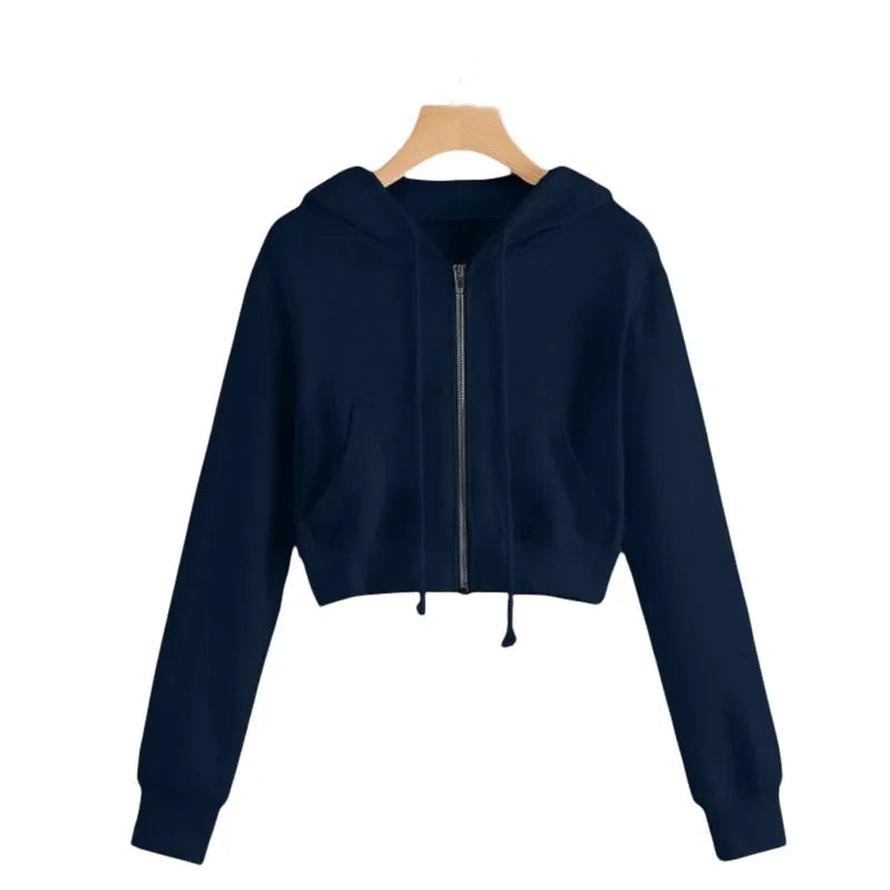 Kuscheliger, kurzer Damen Hoodie für kalte Tage. Warmes Winter-Sweatshirt, bequem & stylisch für Freizeit.
