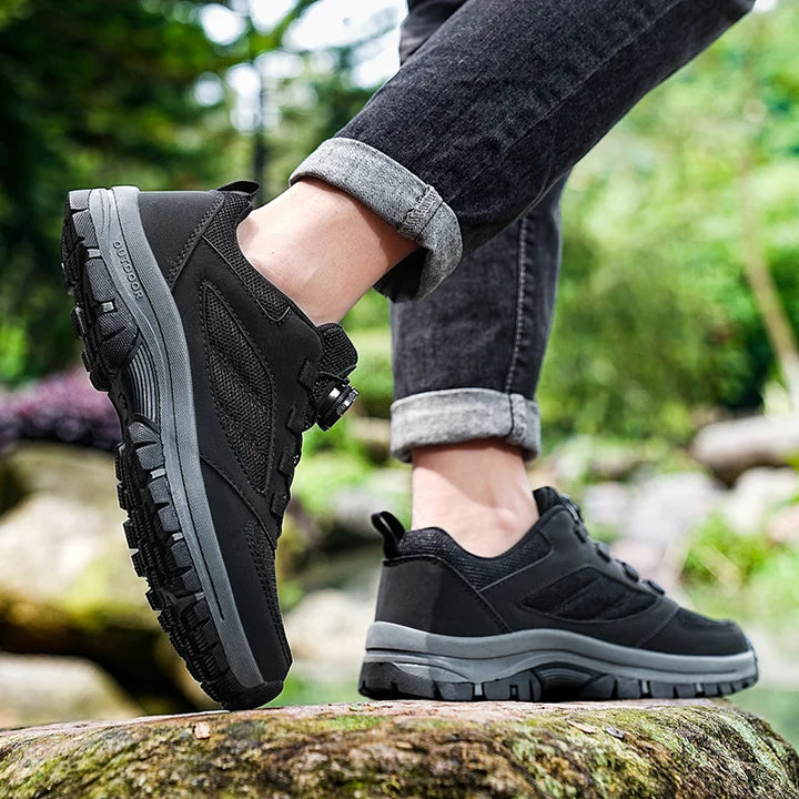 Mann trägt bequeme Herren Wanderschuhe mit Drehverschluss. Rutschfeste Outdoorschuhe für anspruchsvolle Wege.