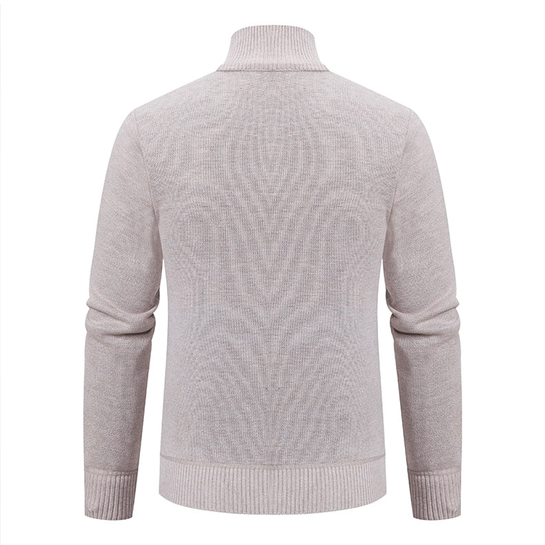 Hochwertige Herrenstrickjacke in schlichtem Design, ideal für Businessmode.