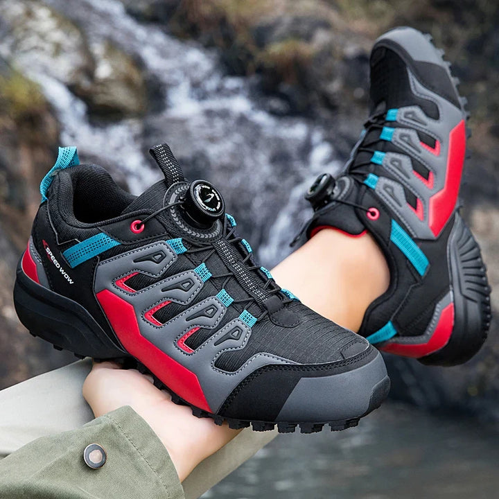 Mann trägt bequeme Herren Wanderschuhe beim Trekking in der Natur, ideal für Sport & Freizeit.