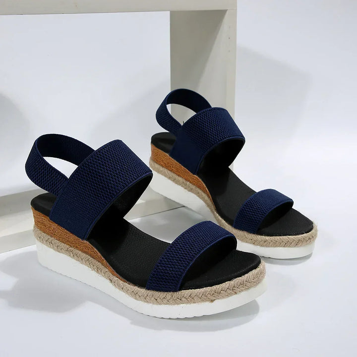 Trendige Damen Sandalen im Espadrille-Stil mit Doppelriemen, ideal als Strandschuhe oder für den Urlaub.