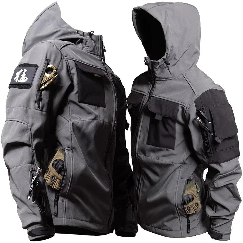Frontansicht des warmen, wasserdichten Herren Thermoanzugs mit robustem Design und vielen Taschen für Outdoor.