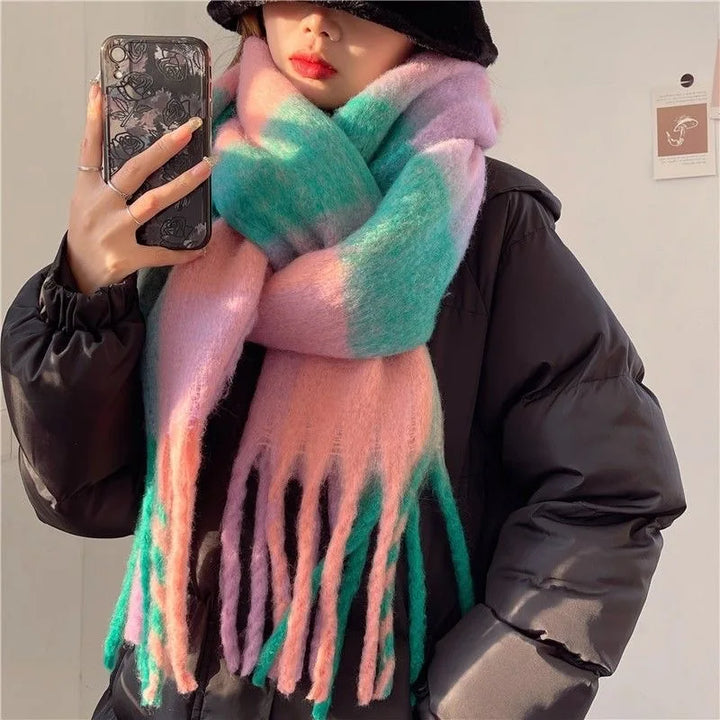 Weicher, flauschiger Unisex Winterschal, bunt kariert, ideal als Winter-Accessoire und modisches Statement.